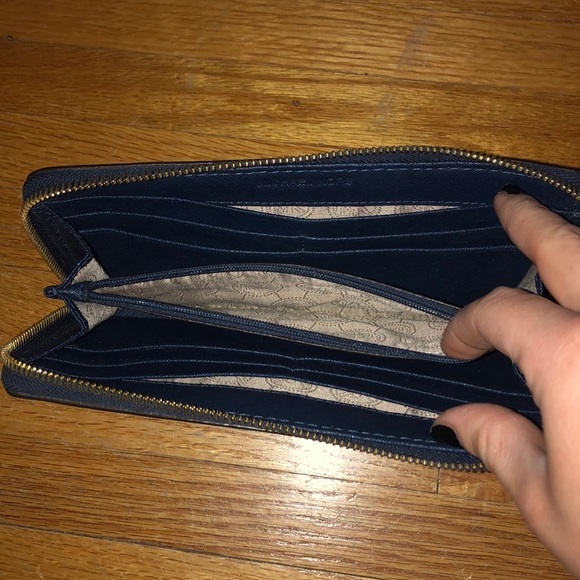 Authentic Michael Kors Leather Wallet - Picture 3 of 8